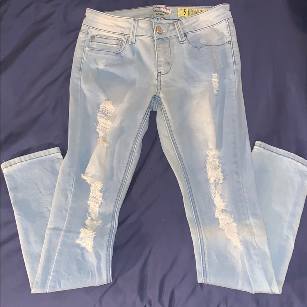 •NEVER WORN• Light washed distressed skinny jeans